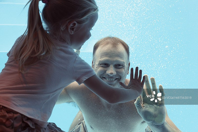 父亲和女儿图片素材