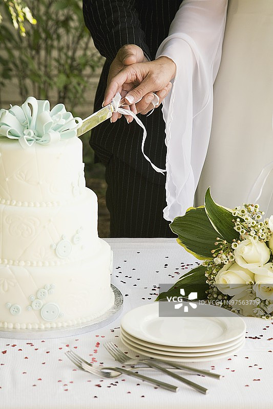 新婚夫妇切婚礼蛋糕图片素材