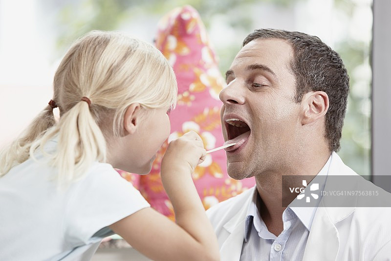 女孩检查医生的喉咙图片素材