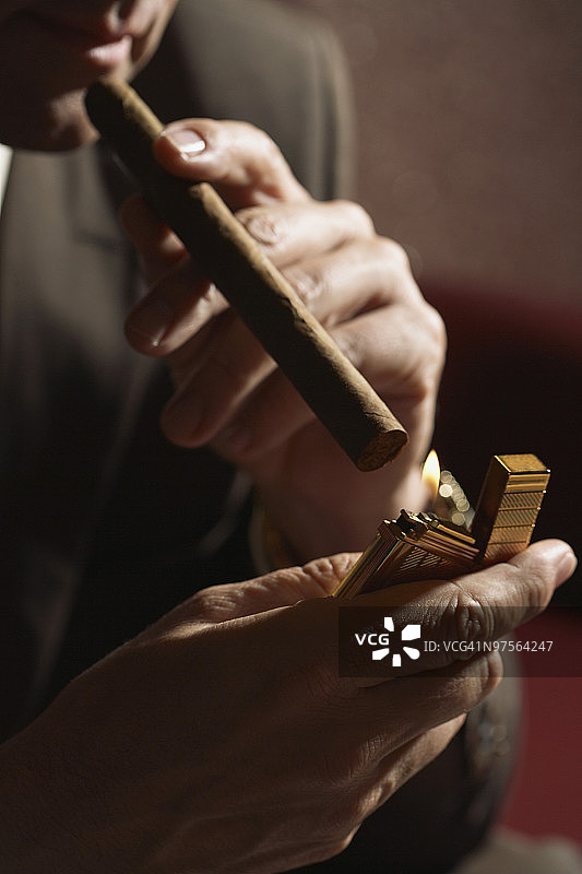 男人点燃雪茄图片素材