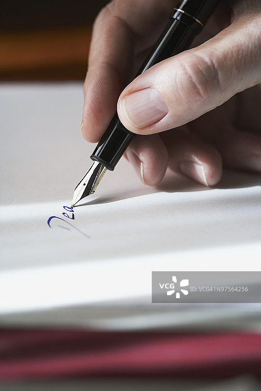 男人用钢笔写信图片素材