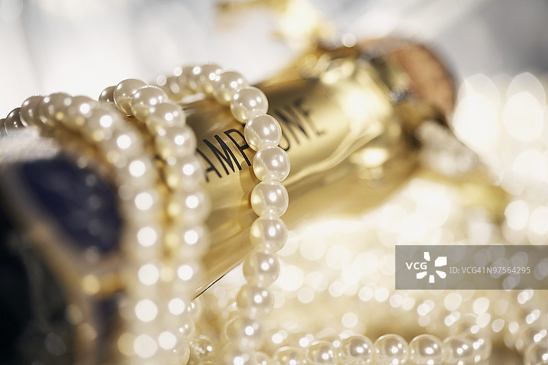 香槟酒瓶上的珍珠图片素材
