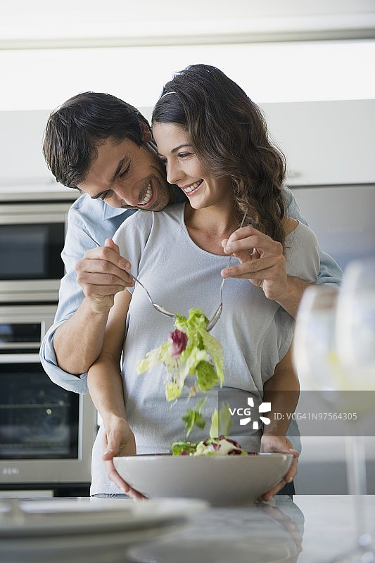 情侣准备沙拉图片素材