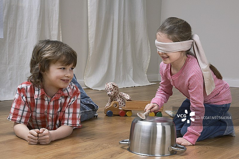 兄妹玩耍图片素材