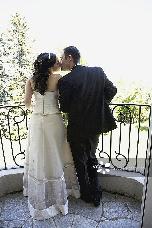 阳台上亲吻的新人图片素材