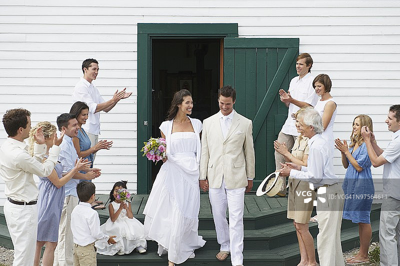 新婚夫妇离开教堂图片素材