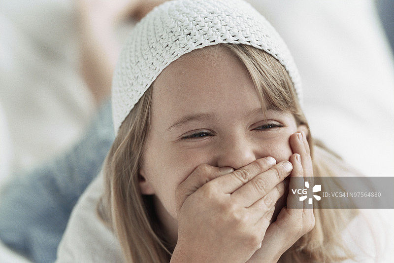 戴针织帽的女孩在笑图片素材