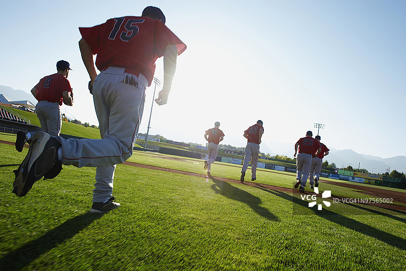 在球场上奔跑的棒球运动员图片素材