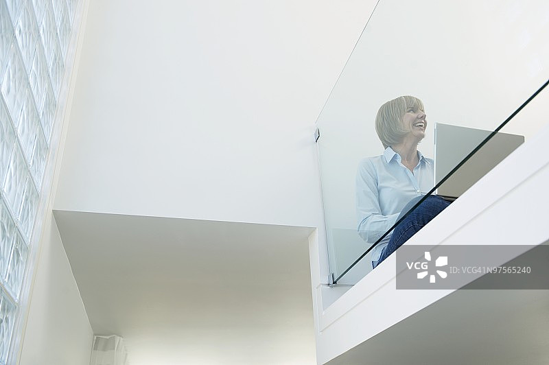 在阳台上的商务女人图片素材