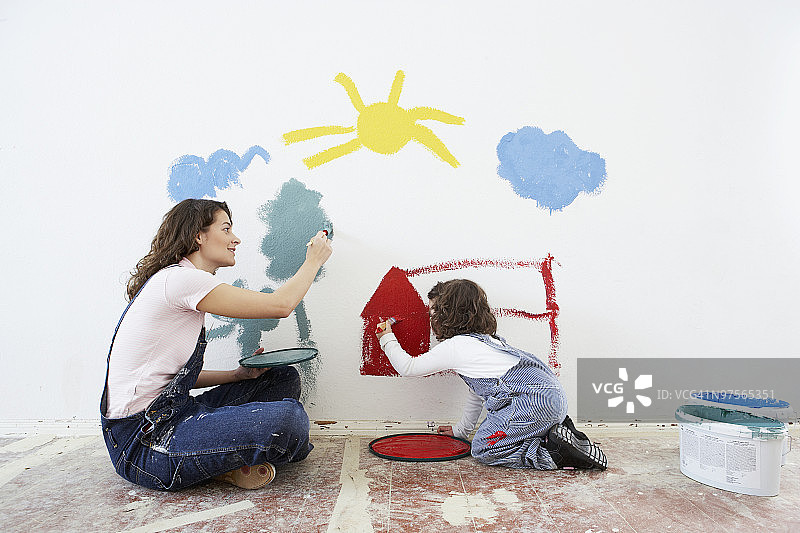 母女一起刷墙图片素材