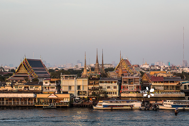 泰国首都曼谷老城区湄南河和郑王庙的日落图片素材