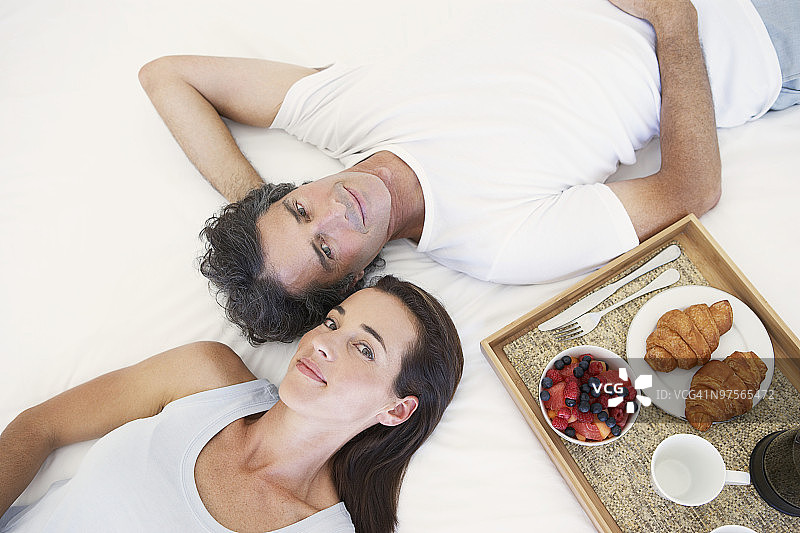情侣在早餐时放松图片素材