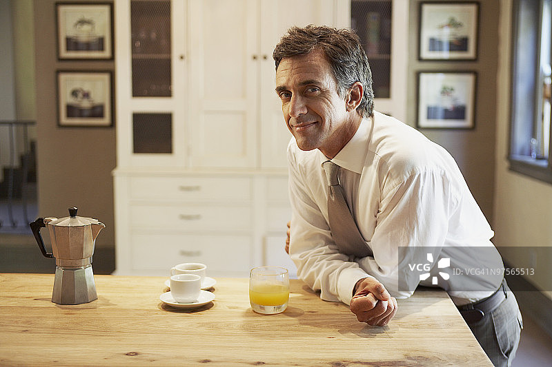 男人享用早餐图片素材