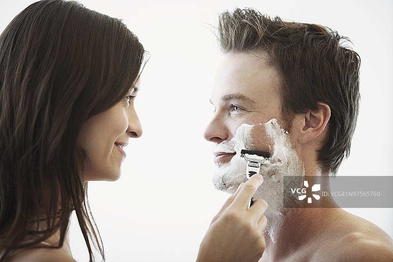 女人为男人刮胡子图片素材