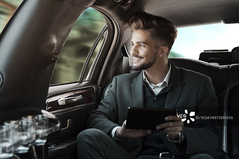 商务人士在平板设备上获取数据图片素材