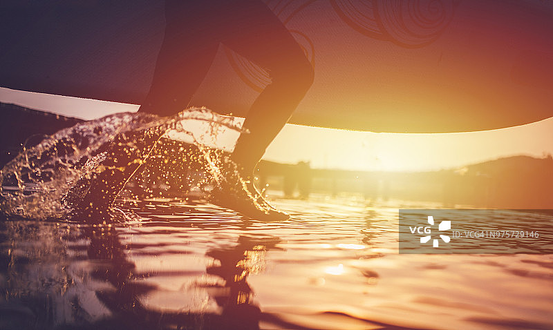 在水中奔跑图片素材