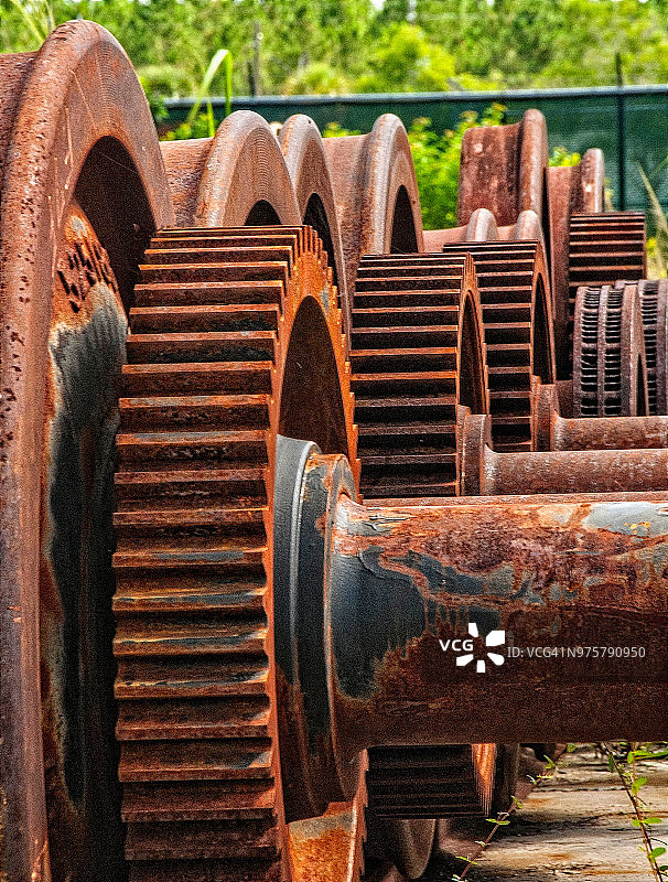 废品堆里被遗弃的旧车轴和车轮图片素材