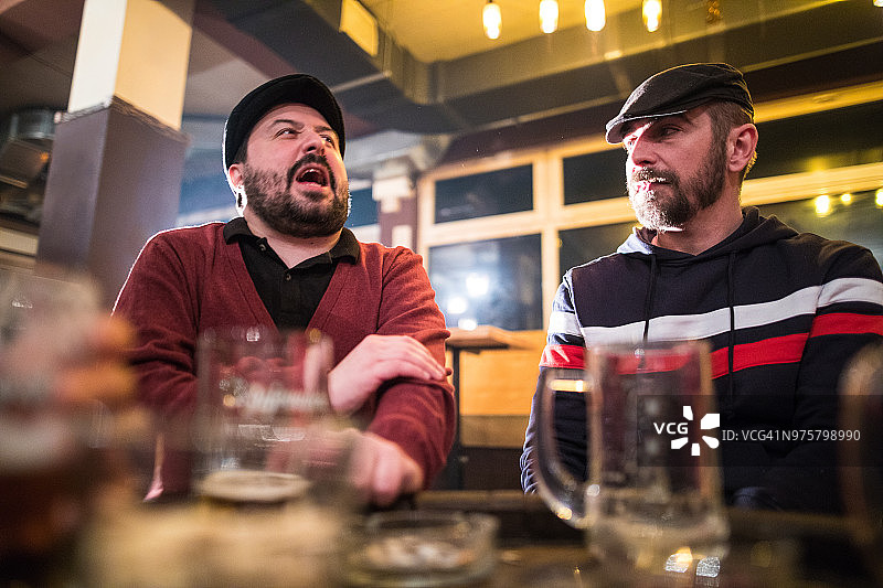 男士在酒吧喝酒图片素材