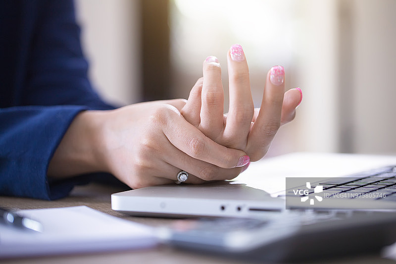 女商人因使用电脑手腕疼痛图片素材