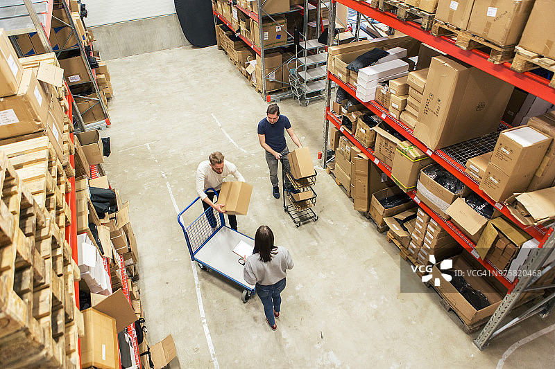 在配送仓库中协同工作的同事们（高角度拍摄）图片素材