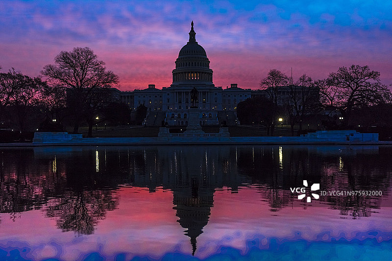美国国会大厦与倒影池日出图片素材