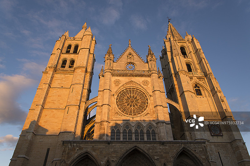 日落时分的莱昂哥特式大教堂（西班牙）主立面图片素材