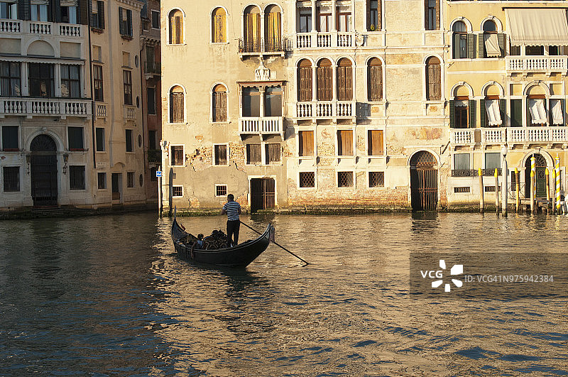 威尼斯大运河：夕阳下的贡多拉剪影图片素材