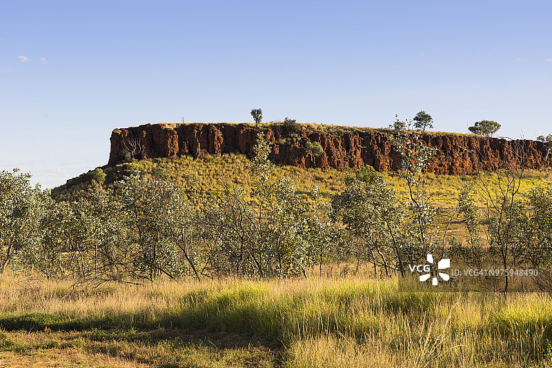 澳大利亚斯图尔特公路附近的平顶山图片素材