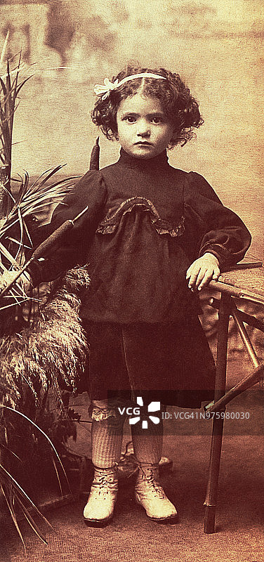 可爱的复古小女孩图片素材