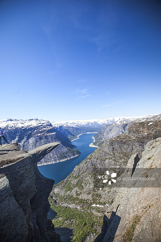 哈当厄尔峡湾顶部的陡峭岩层图片素材