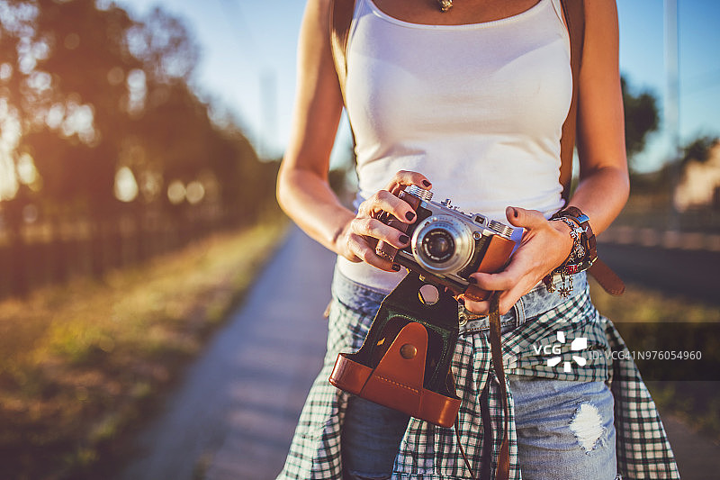 女人拿着复古相机在户外放松图片素材