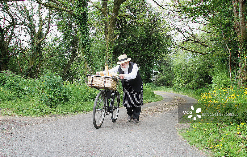 1940年代乡村背景下的复古送货员图片素材