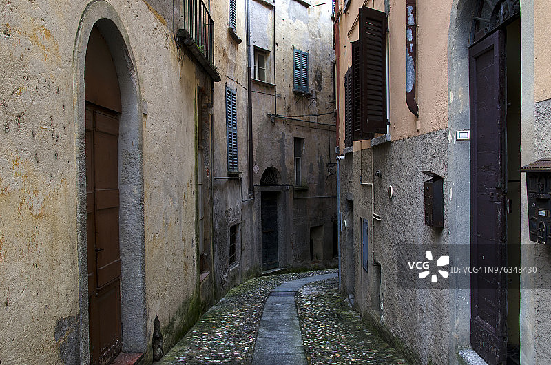 狭窄的中世纪小巷图片素材