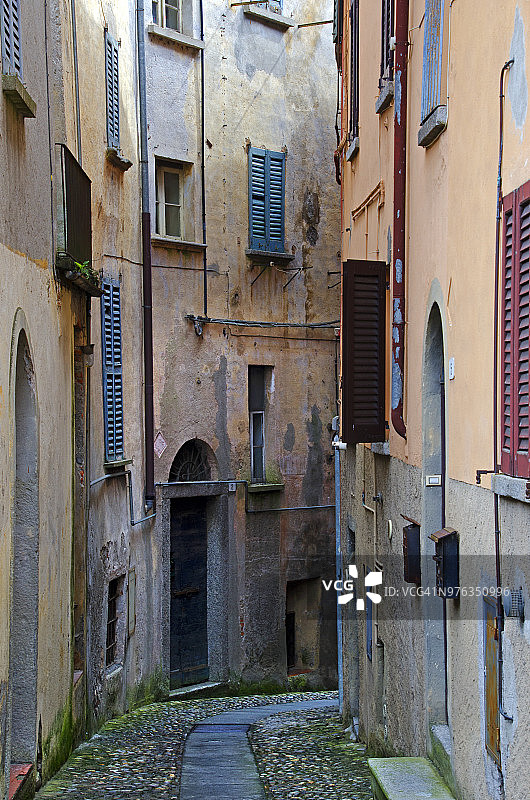 狭窄的中世纪小巷图片素材