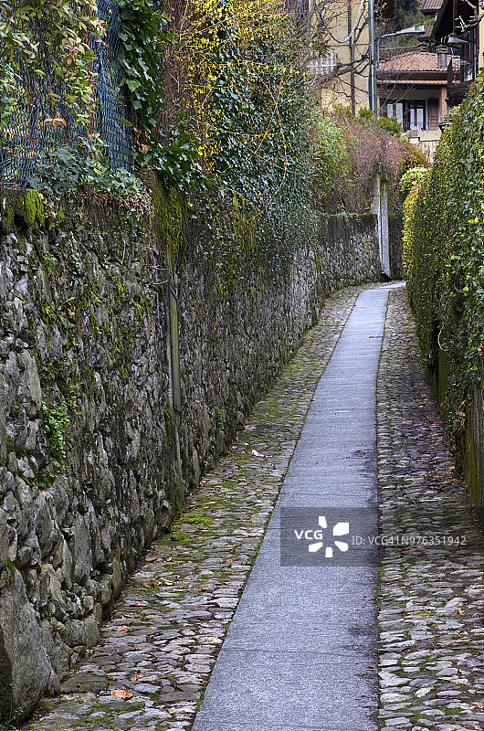 狭窄的中世纪小巷图片素材