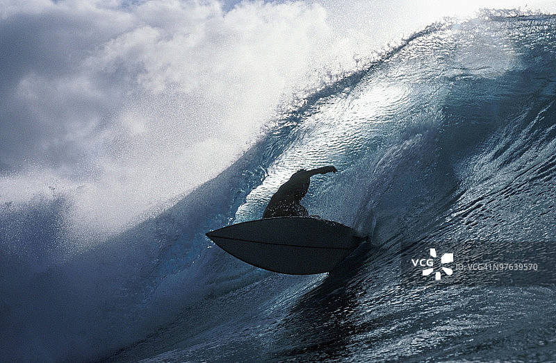 冲浪者乘风破浪图片素材