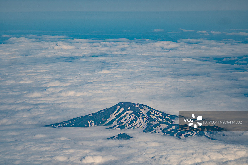 飞机航拍白雪覆盖的鸟海山（昼）图片素材