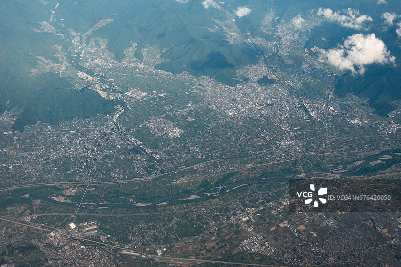 从飞机上俯瞰日本长野县长野市和须坂市的白天航拍景色图片素材