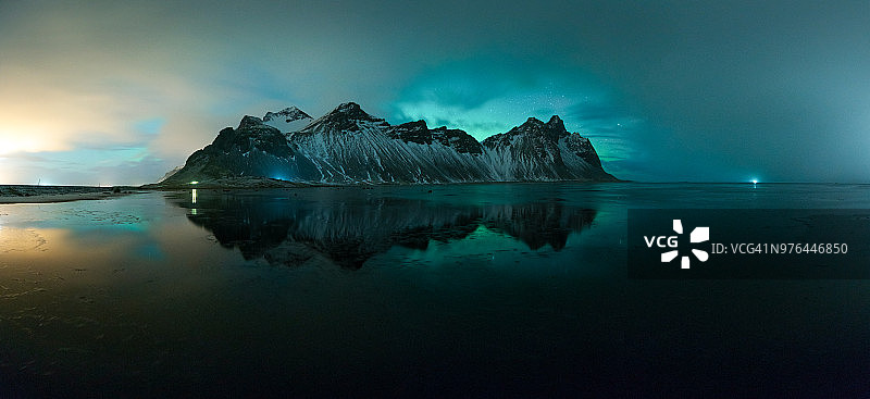 冰岛斯托克斯内斯山Vestrahorn的绚丽北极光图片素材