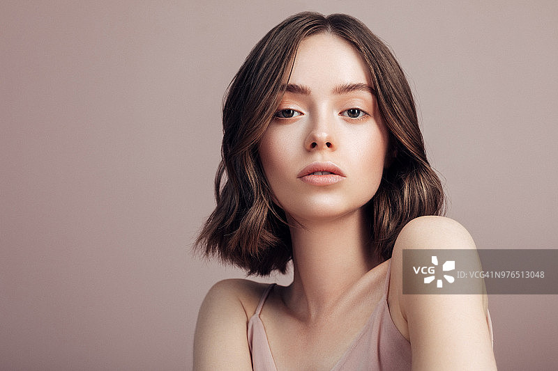 迷人的黑发女子看着镜头图片素材