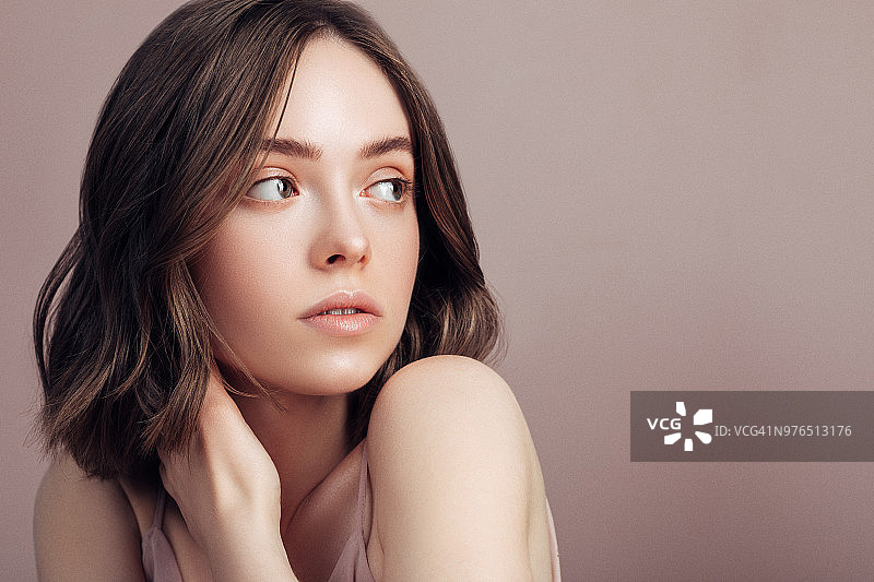 迷人的黑发女子看着镜头图片素材