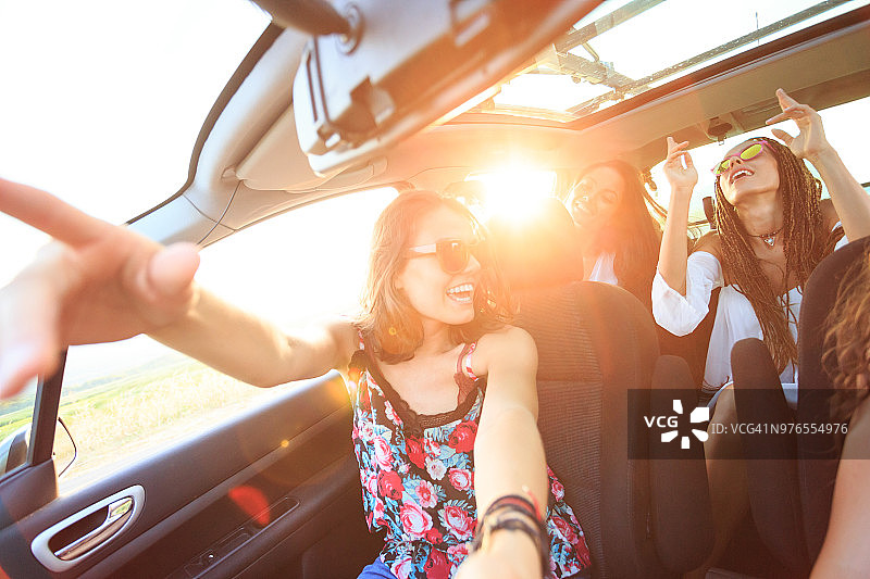 快乐的女友们乘车旅行图片素材