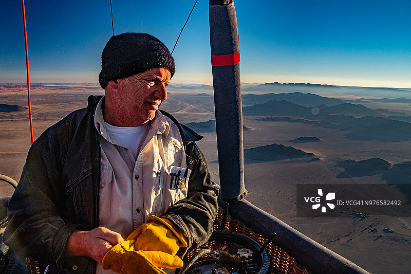 清晨，纳米比亚纳米布-诺克卢福特，飞行员在气球上俯瞰苏索斯维利地区的篮子图片素材