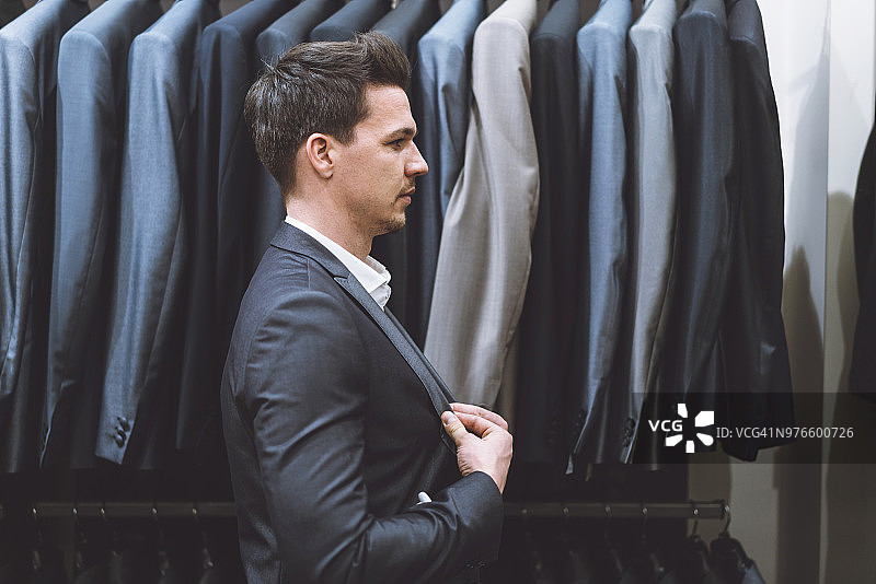 身穿西装的商人侧面照图片素材