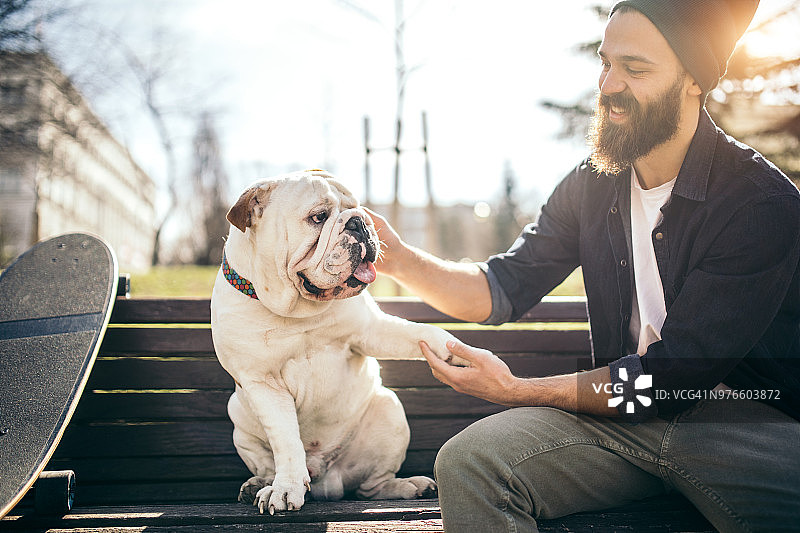 和我的小狗玩耍图片素材