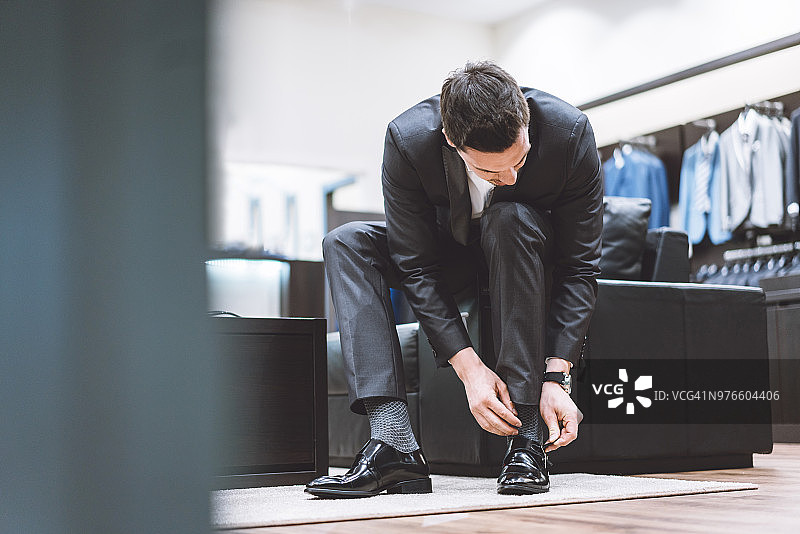 男子试穿经典款皮鞋图片素材