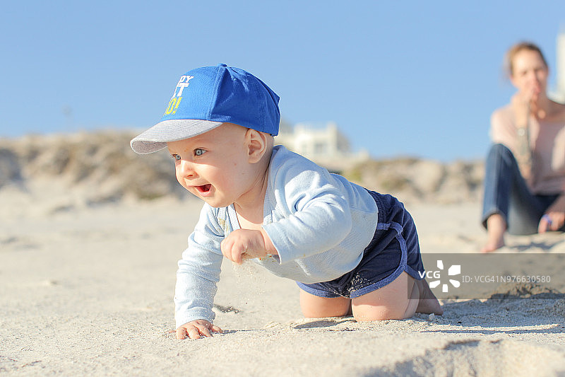 沙滩上的家庭时光图片素材