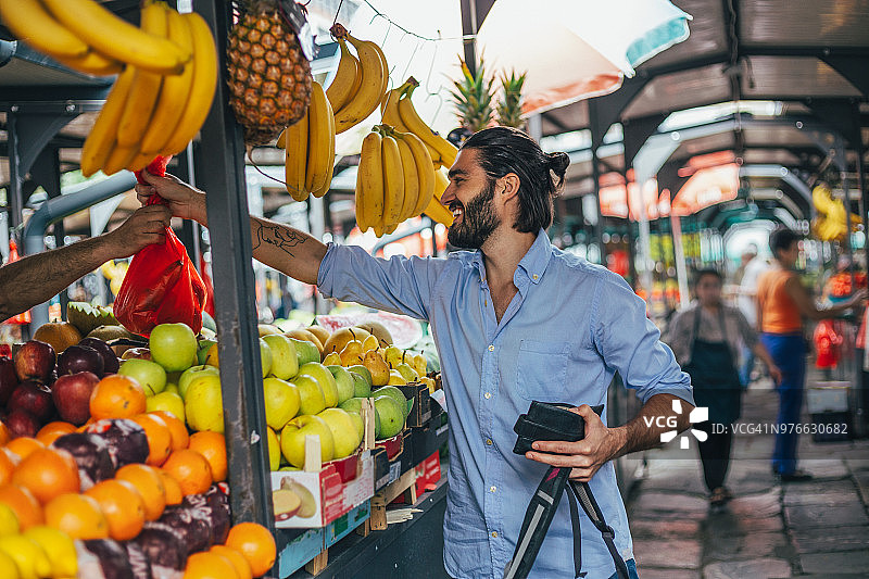 购买水果的男人图片素材