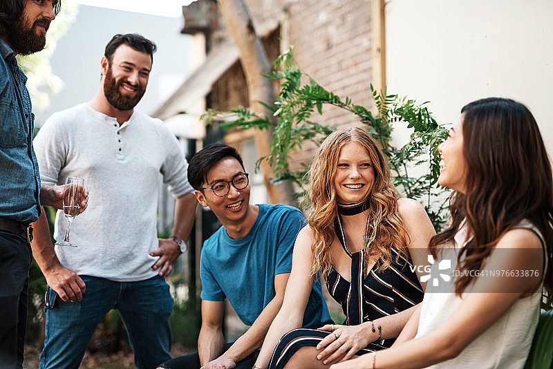 年轻人的后院派对图片素材