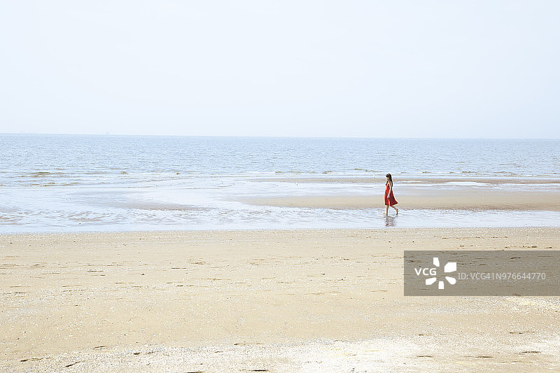 女人和地平线图片素材